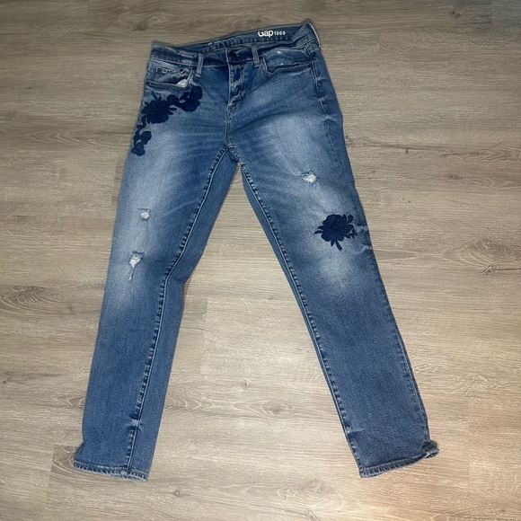 GAP Blue Skinny Jeans with Distressing and Embroidery Size 26 ❤️‍🔥 - Picture 2 of 7